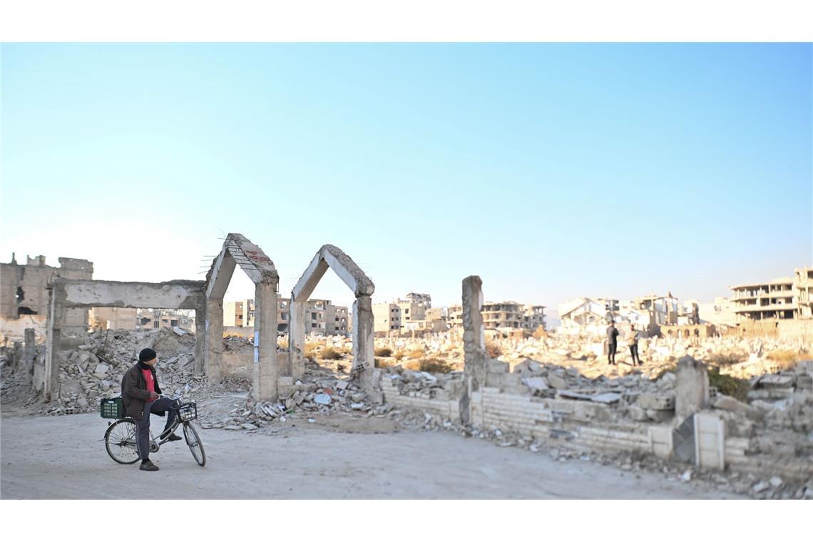 Bilder des Tages Syrien: Ein Mann steht in Damaskus vor Ruinen des Friedhofs.