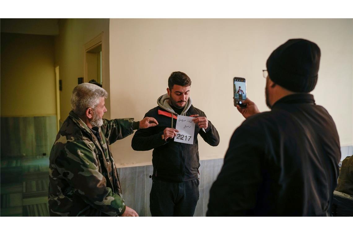 Bilder des Tages Syrien: Ex-Assad-Soldat meldet sich bei Rebellen im Versöhnungsprozess