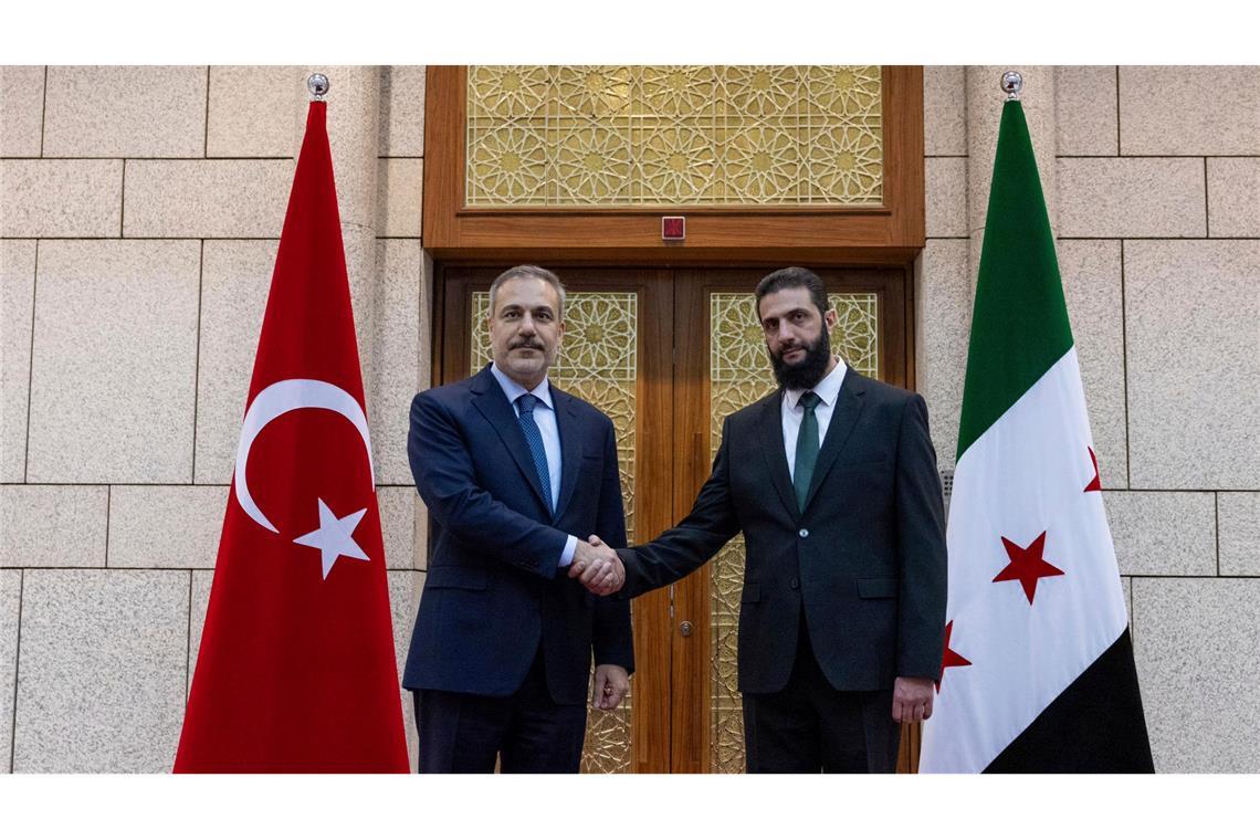 Netanjahu droht den Huthi im Jemen mit härterer Gangart Syriens Islamistenführer Ahmed al-Scharaa (r.) empfing in Damaskus den türkischen Außenminister Hakan Fidan.