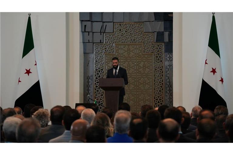 Syriens Übergangspräsident Scharaa stellt eine neue Regierung vor.