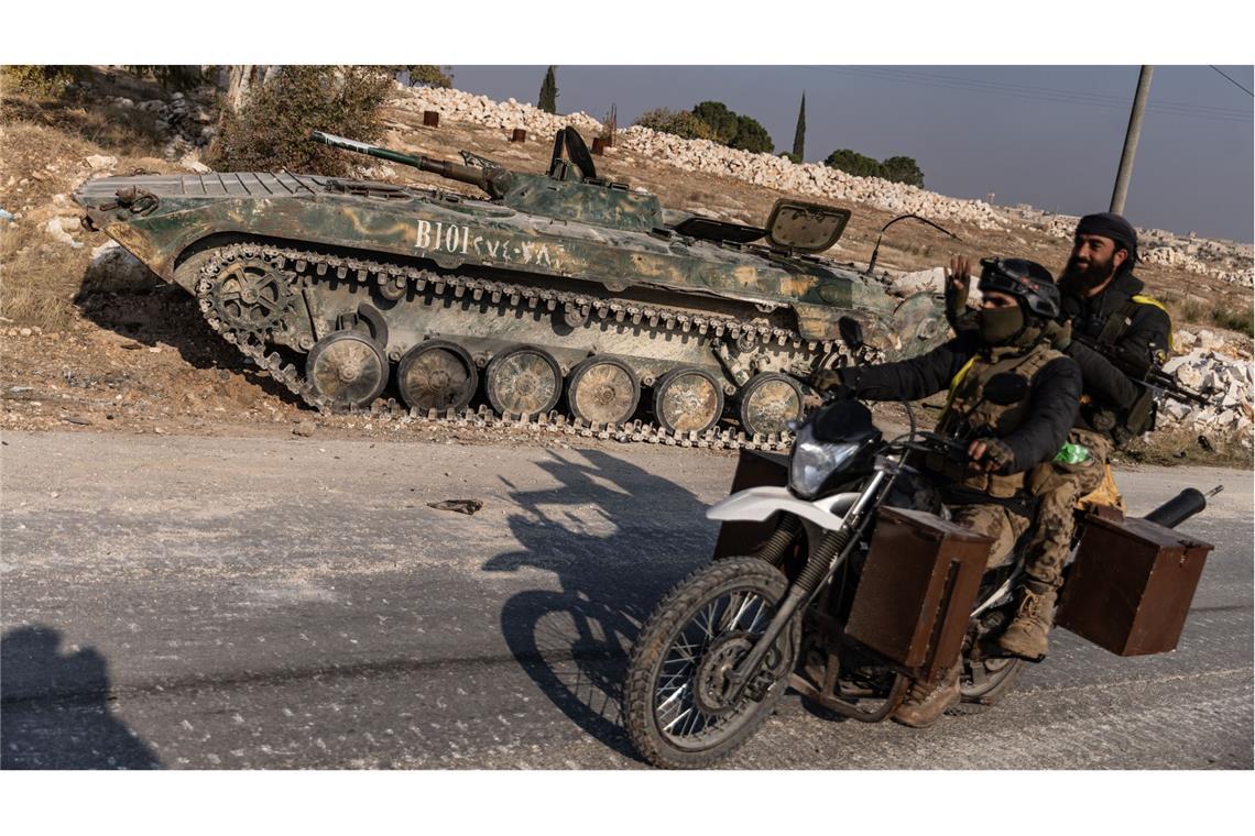 Warum Dschihadisten in Syrien plötzlich an Boden gewinnen Syrische Oppositionskämpfer fahren an einem erbeuteten Panzer des syrischen Regimes in Kafr Naya in der Provinz Aleppo vorbei.