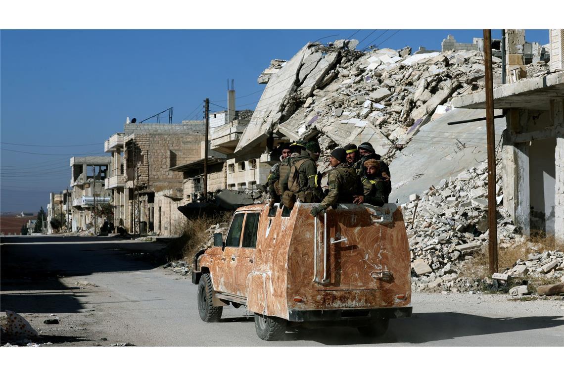 Westliche Staaten rufen zur Deeskalation in Syrien auf Syrische Oppositionskämpfer fahren auf einem Lastwagen in Nordwestsyrien.