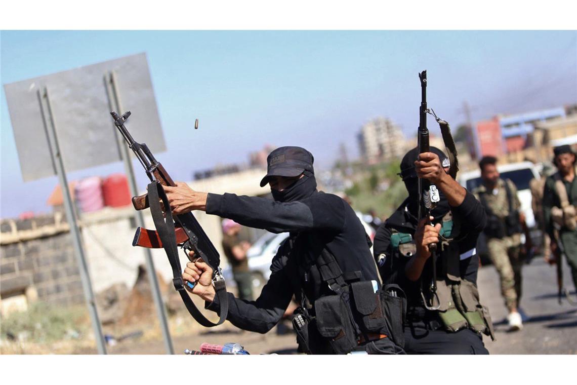 Bilder des Tages Syrische Sicherheitskräfte sind nach tagelangen Kämpfen zwischen unterschiedlichen bewaffneten Gruppen in der Region in der Stadt Sweida im Süden Syriens im Einsatz.