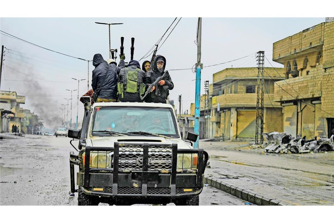 Syrische Soldaten patrouillieren in Tabka, einer Stadt in der Umgebung von Rakka, nach deren  Einnahme durch die syrische Armee.