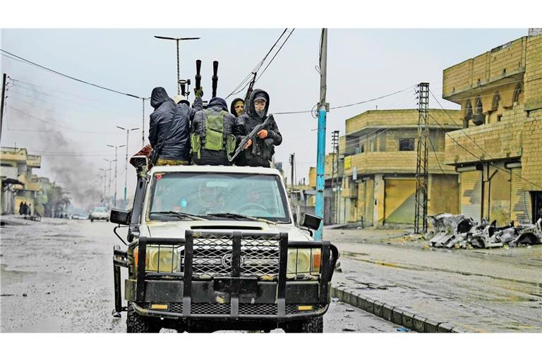 Syrische Soldaten patrouillieren in Tabka, einer Stadt in der Umgebung von Rakka, nach deren  Einnahme durch die syrische Armee.