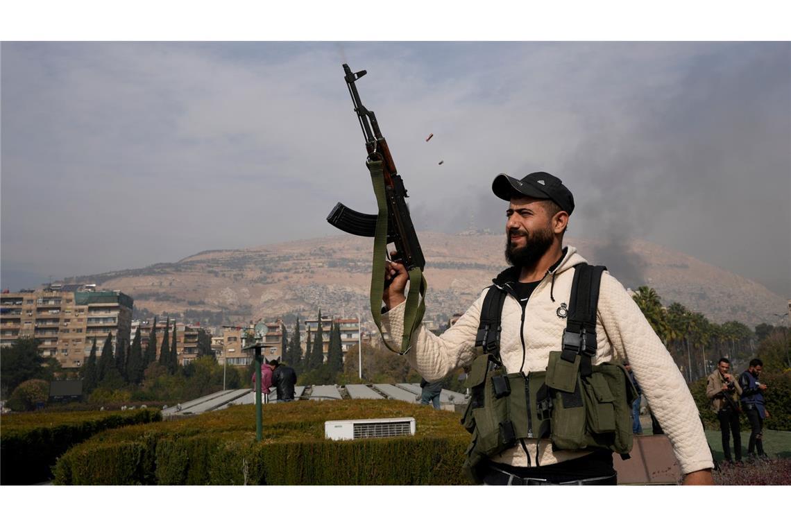 Syriens Militärarsenal zerbombt - Welchen Plan hat Israel? Syrischer Rebell feuert nach Sturz des Machthabers Assad mit Gewehr.