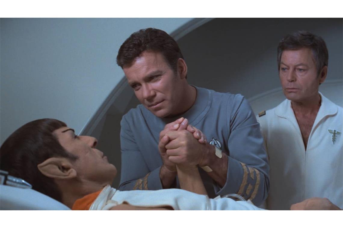 Szene aus dem ersten Kinofilm "Star Trek: The Motion Picture“ aus dem Jahr 1979 mit Leonard Nimoy (v. li. n. re.); William Shatner und Deforest Kelley.