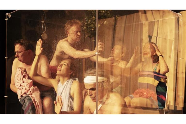 Szene aus dem Stück „Tanzende Idioten“ von Thorsten Lensing im Schauspielhaus Stuttgart. Szene mit Willi Kellers, Ursina Lardi, Sebastian Blomberg (vordere Reihe, v. li.),&nbsp; Benjamin Eggers-Domsky, André Jung, Karin Neuhäuser (hintere Reihe, v. li.)