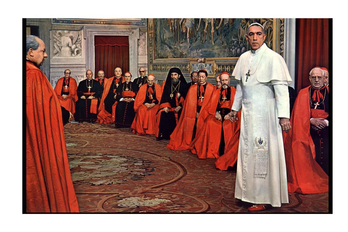 Diese Filme rund um die Papstwahl muss man gesehen haben Szene aus dem US-Filmdrama „The Shoes of the Fisherman“ – "In den Schuhen des Fischers" aus dem Jahr 1968. In der Hauptrolle Anthony Quinn (re. stehend) als russischer Kardinal Kyrill Lakota, der im Konklave völlig überraschend zum neuen Papst Kyrill gewählt wird.