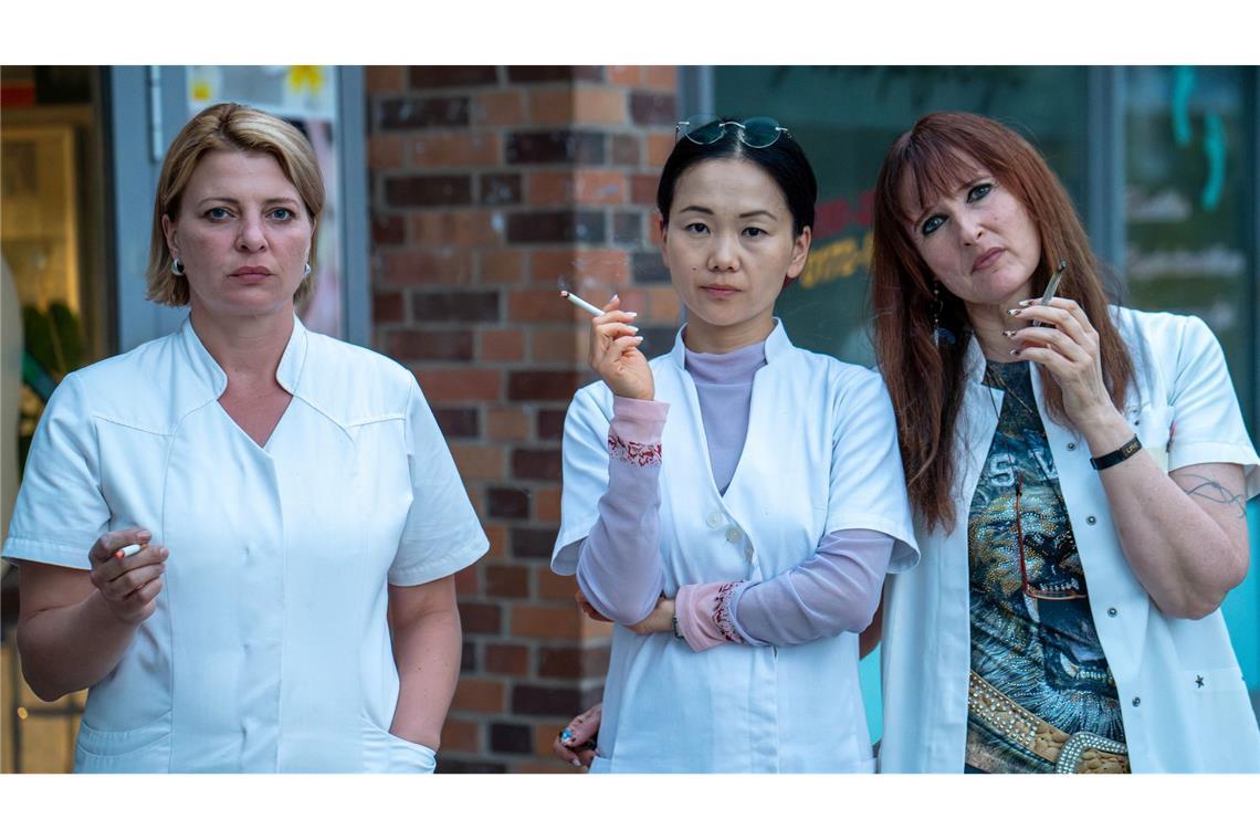 TV stets reich: Wo bleibt die Sozialkritik in Serien? Szene aus der Serie "Marzahn Mon Amour": Kathi Grabowski (Jördis Triebel), ihre Chefin Jenny Chan (Yvonne Yung Hee Bormann) und Kollegin Lulu Moll (Deborah Kaufmann). (Undatiertes Handout).