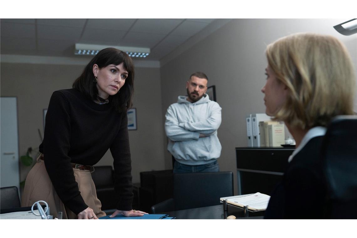 Szene aus "Tatort: Dunkelheit" vom Hessischen Rundfunk (hr): Maryam Azadi (Melika Foroutan), Hamza Kulina (Edin Hasanović) und ihre Vorgesetzte Sandra Schatz (Judith Engel).