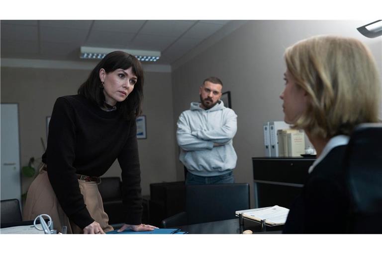 Szene aus "Tatort: Dunkelheit" vom Hessischen Rundfunk (hr): Maryam Azadi (Melika Foroutan), Hamza Kulina (Edin Hasanović) und ihre Vorgesetzte Sandra Schatz (Judith Engel).