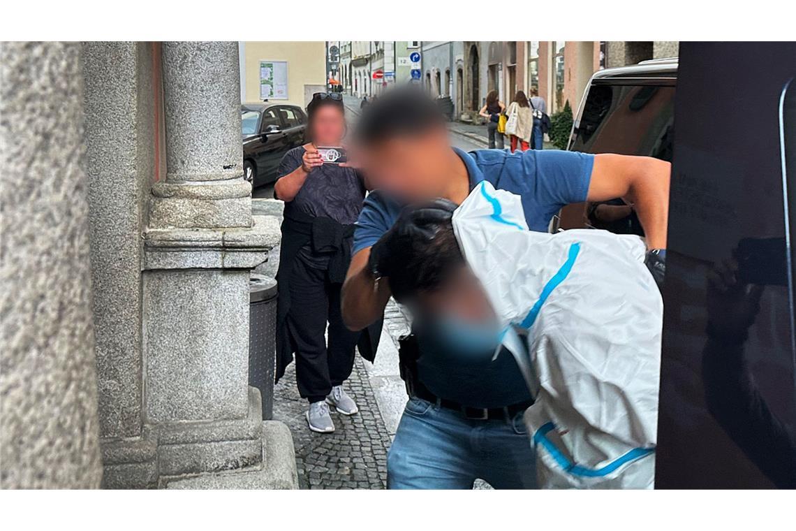 Mann fährt Ehefrau und Kind an - Haftbefehl erlassen Szene der Festnahme