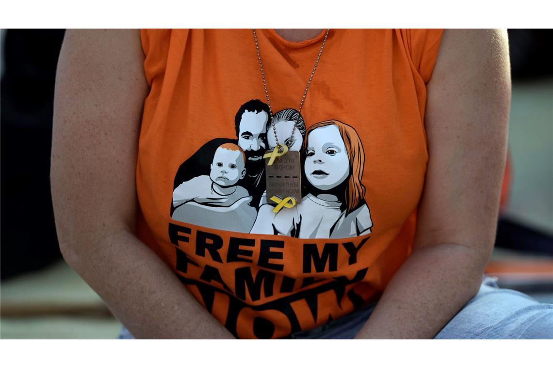 Hamas: Werden Samstag sechs Geiseln freilassen T-Shirt mit Bibas-Familie. (Archivbild)