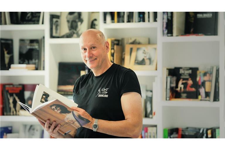 Tadeusz Matacz steht in der Bibliothek der John-Cranko-Schule.
