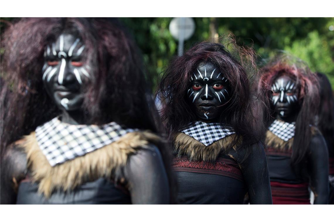 Tänzer bereiten sich auf ihren Auftritt während einer Parade zur Eröffnung des jährlichen Bali-Kunstfestivals vor.