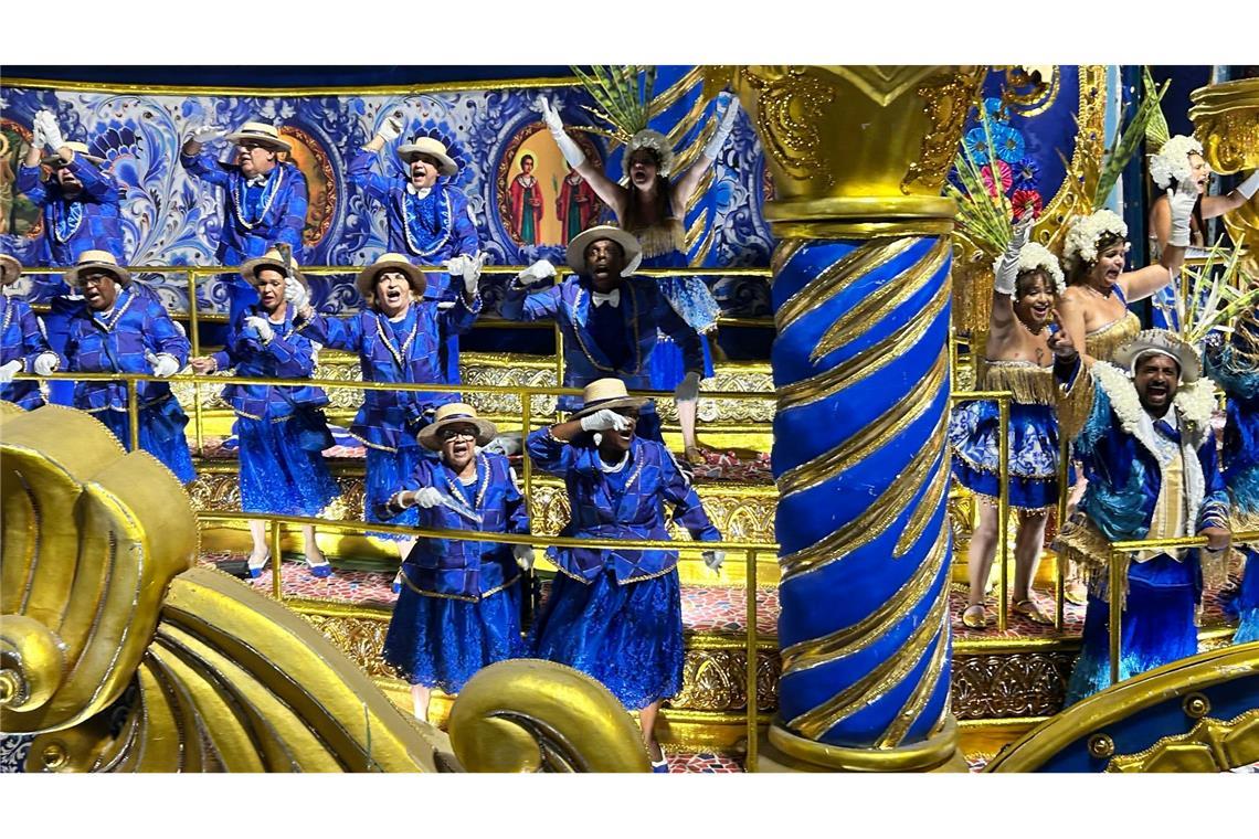 Rios Karneval klingt mit Paraden der besten Sambaschulen aus Tänzer treten im Sambodrom auf.