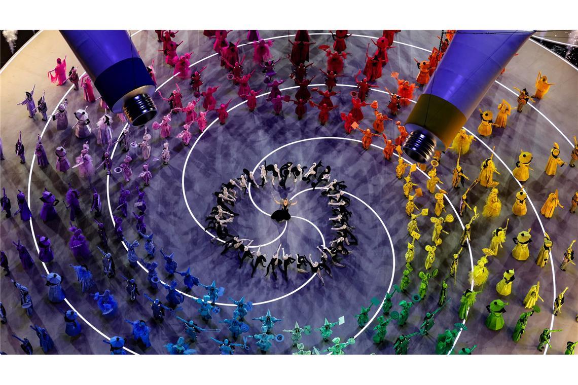 Tänzer treten während der Eröffnungsfeier unter dem Motto „Armonia“ auf.