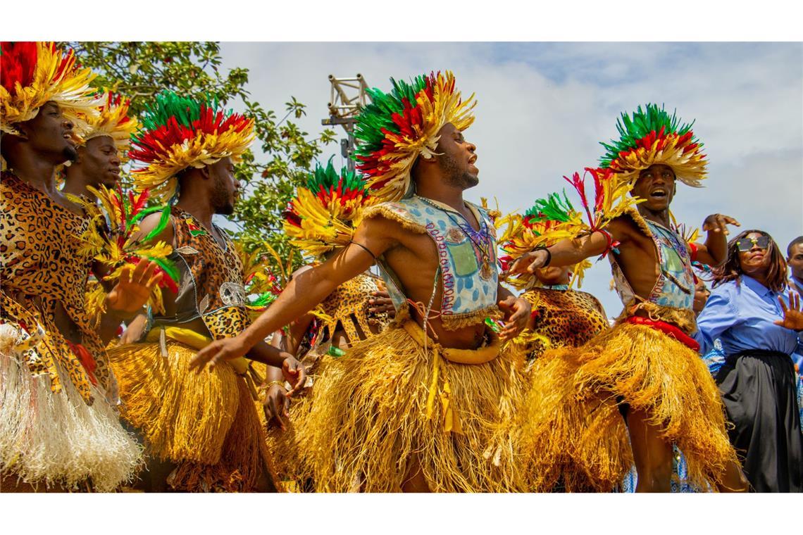 Tänzer warten auf die Ankunft von Papst Leo XIV. in Kamerun.