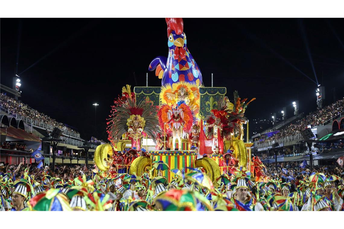 Tänzerinnen und Tänzer der Sambaschule "Inocentes de Belford Roxo" treten im Sambodrom auf.
