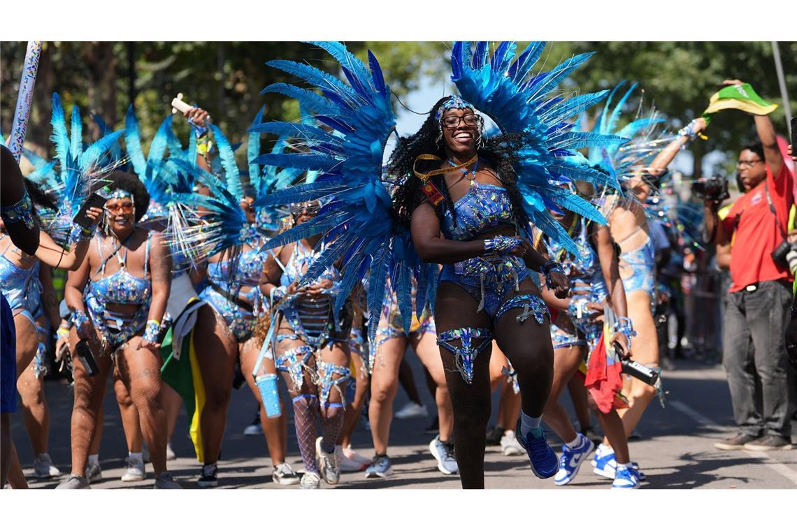 Tänzerinnen und Tänzer feiern beim Karneval von Notting Hill in London.