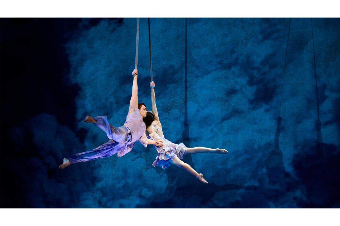 Tänzerinnen und Tänzer spielen in den ersten Showacts der Premiere der Cirque du Soleil in „Alize“ im Theater am Potsdamer Platz in Berlin.