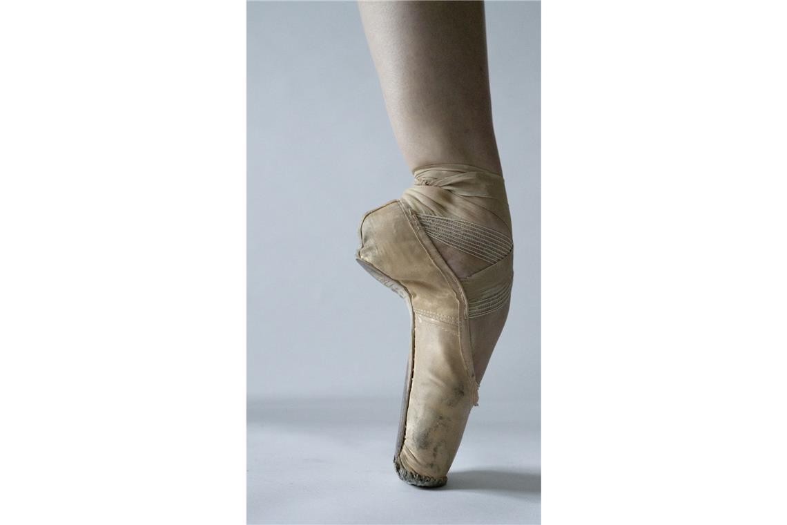 Ballett auf der S-21-Baustelle Tänzerinnenfuß im Spitzenschuh
