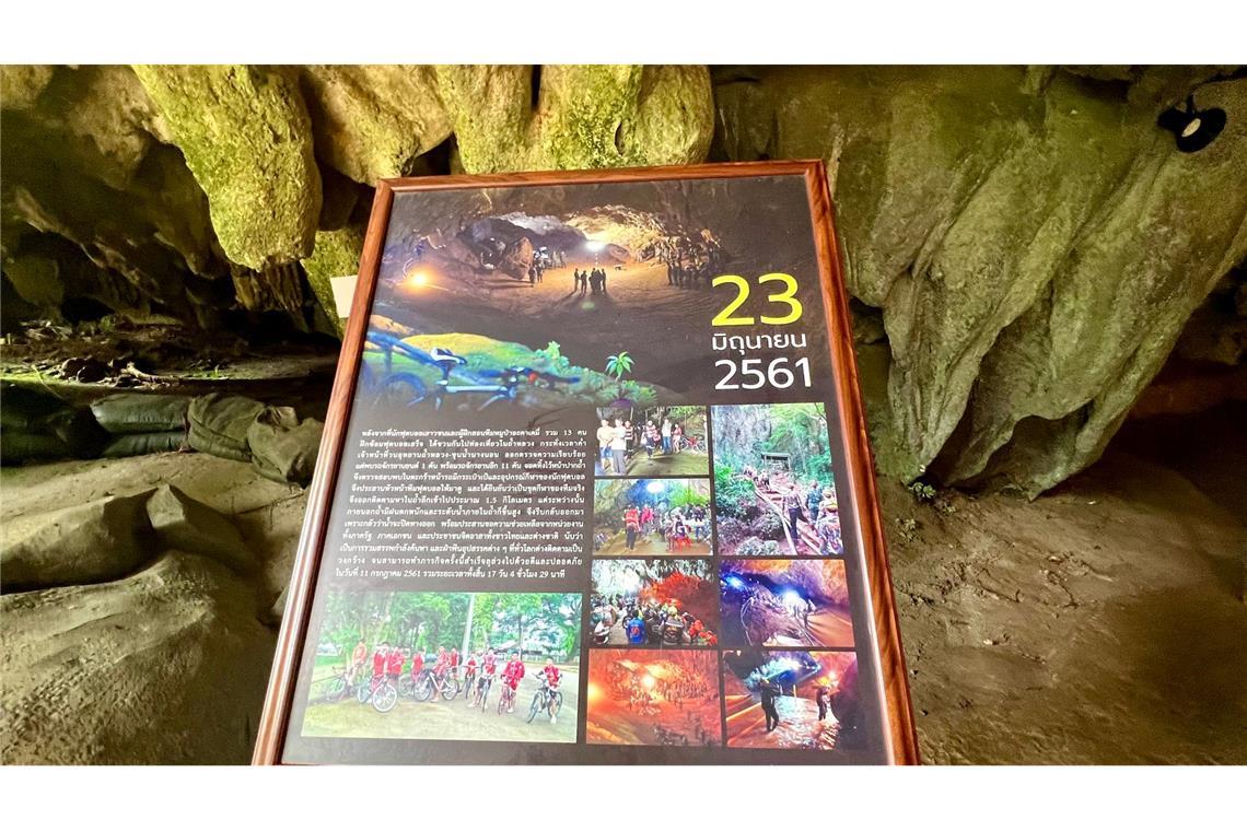 Tafeln erinnern an der Tham-Luang-Höhle in Thailand bis heute an die aufwendige Rettungsaktion von 2018. (Archivbild)