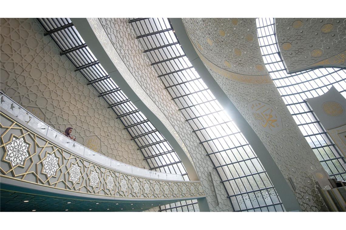 Bilder des Tages Tag der offenen Moschee: Besucherin in der Kölner Zentralmoschee
