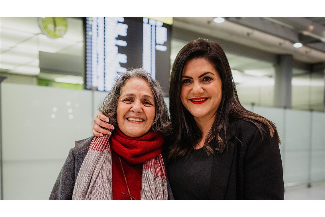 Deutsch-Iranerin Nahid Taghavi in Freiheit Taghavi wurde von ihrer Tocher Mariam Claren am Köln-Bonner-Flughafen empfangen.