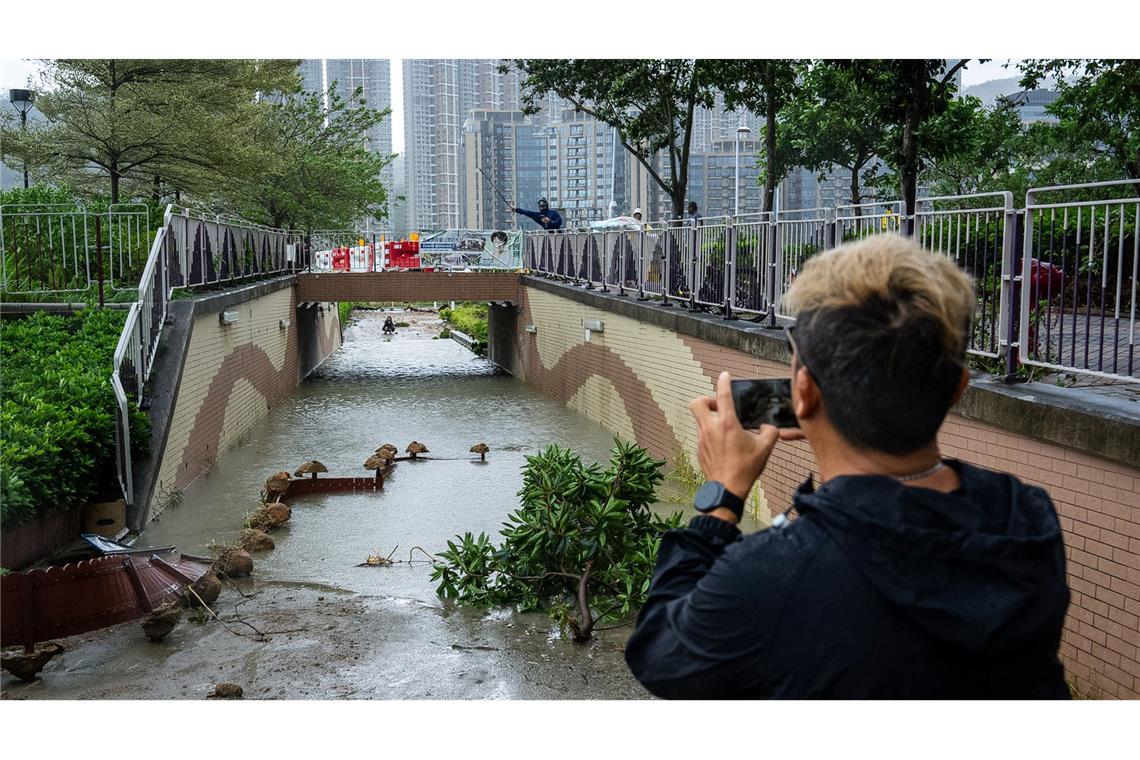 Bilder des Tages Taifun "Ragasa" sorgt auch in Hongkong für schwere Schäden.
