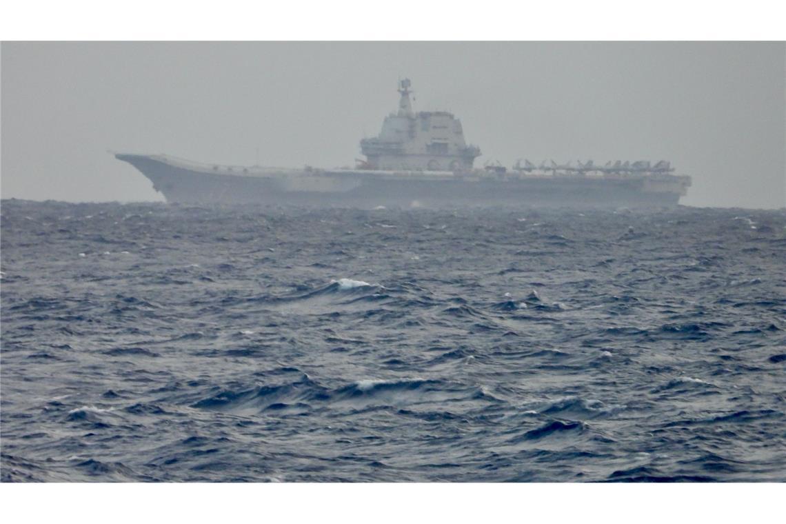 China setzt große Militärübung rund um Taiwan fort Taiwan entdeckte am Vortag den Flugzeugträger "Shandong" vor seiner Küste.