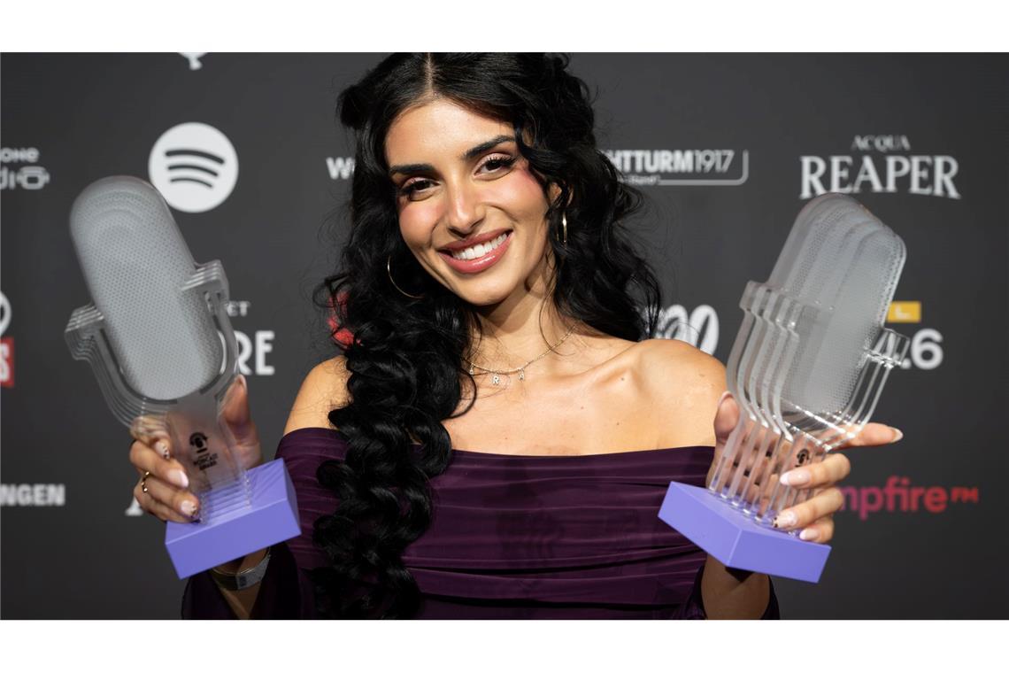 "Take Me Späti"-Moderatorin Sara Arslan sahnte beim Deutschen Podcast Award ab.