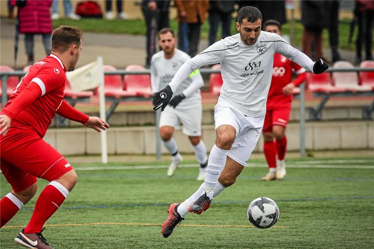 Talha Ünal (am Ball) will mit Steinbach das Derby gegen den FC Viktoria gewinnen. Foto: Alexander Becher
