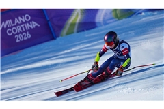 Talwärts -  Mikaela Shiffrin fährt im ersten Lauf beim Riesenslalom.