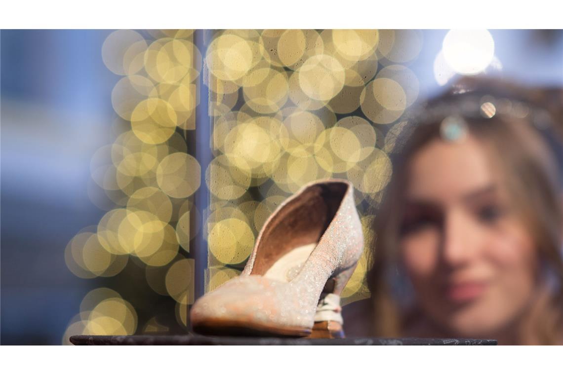 Tamara Kretschmer, Aschenbrödel des Schlüsselndes Sachsen, betrachtet im Festsaal von Schloss Moritzburg, dem einstigen Jagdschloss der Wettiner, vor der Eröffnung der traditionellen Winterausstellung "Drei Haselnüsse für Aschenbrödel" zum gleichnamigen Kultfilm den originalen Tanzschuh. Die Präsentation macht bis zum 25. Februar 2024 die Welt rund um den bekannten Märchenfilm erlebbar. (Archivbild)