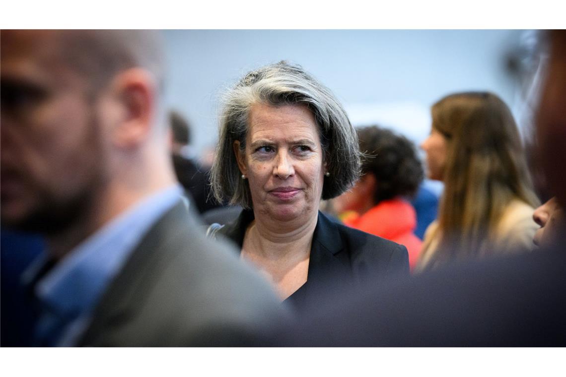 Verfassungsschutz könnte neu geschaffene Kategorie streichen Tamara Zieschang (CDU), ist Innenministerin von Sachsen-Anhalt. In ihrem Bundesland lag das Personenpotenzial im Phänomenbereich "Verfassungsschutzrelevante Delegitimierung des Staates" in den Jahren 2022 und 2023 jeweils knapp im dreistelligen Bereich. Im vergangenen Jahr hat sich die Zahl nach bisherigen Informationen weiter verringert.