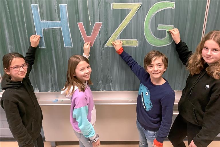 Tamia, Lisa, Tom und Marie (von links) bringen wie all die vielen anderen Gymnasiasten Farbe ins Schulleben – an der Tafel und beim Miteinander im Alltag. Die Aufnahme hat übrigens ihr Mitschüler Franz gemacht. Foto: Franz