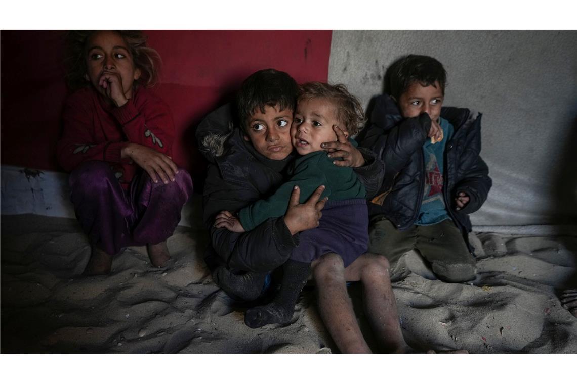 Bilder des Tages Tamin und Geschwister in einem Lager für binnenvertriebene Palästinenser im Gazastreifen