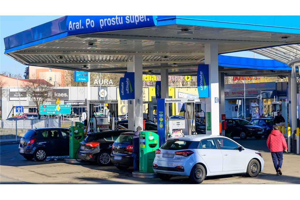 Tanken in Polen ist nach wie vor billiger als in Deutschland - doch der Preisanstieg seit Kriegsbeginn ist inzwischen weitgehend identisch. (Archivbild)