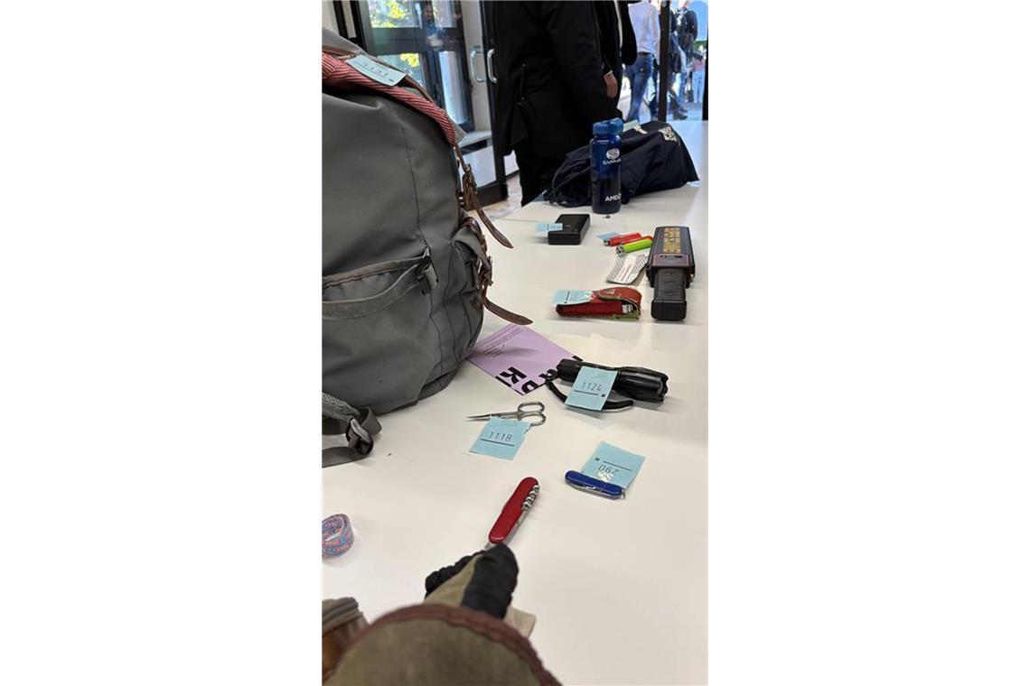 Liveticker: Streitgespräch beendet – außer einigen Rangeleien blieb es friedlich Taschenmesser, Nagelschere - bei der Taschenkontrolle fliegen diese Gegenstände raus