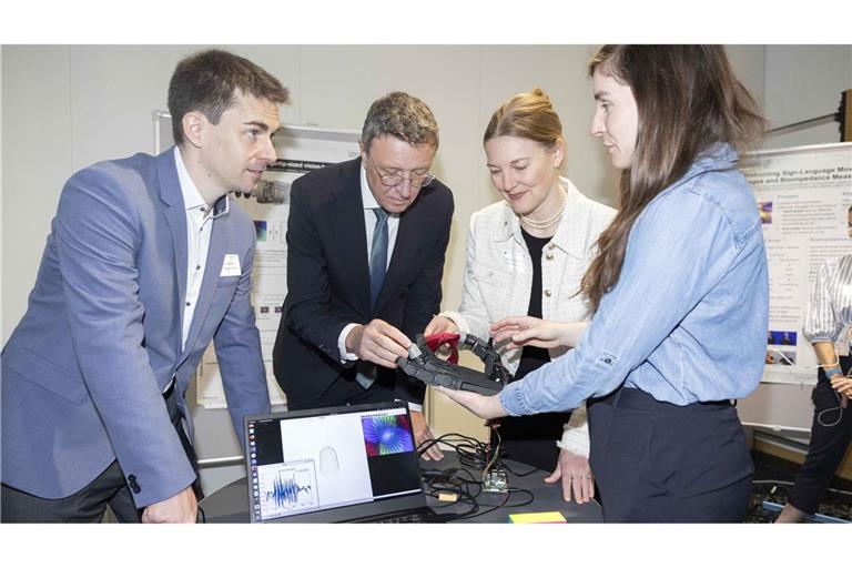Tastsinn für Roboter: Eine künstliche Hand im Max-Planck-Institut für Intelligente Systeme.