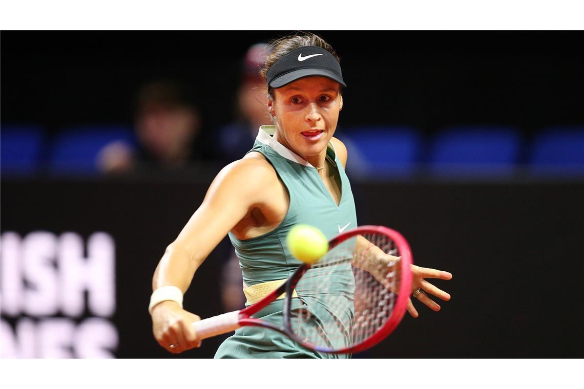Laura Siegemund verliert deutsches Marathon-Duell Tatjana Maria (37 Jahre alt, WTA-Rang 81): Seit ihrem sensationellen Halbfinal-Einzug in Wimbledon 2022 gilt Tatjana Maria, die damals bereits 34 Jahre alt war, als die Tennis-Mama schlechthin. Die zweifache Mutter kehrt bei ihrer achten Teilnahme am Porsche Tennis Grand Prix mit einer Wildcard nach Stuttgart zurück. Ihr Debüt beim Turnier liegt bereits 20 Jahre zurück. Ihr Spielstil – so unorthodox wie effektiv. Durch ihren exzessiven Einsatz von Slice-Schlägen hat die Tennisspielerin aus Bad Salgau schon die ein oder andere Tennisgröße aus dem Rhythmus gebracht. Vielleicht kann die junge Garde noch etwas von ihr lernen. Denn Mama hat immer recht.