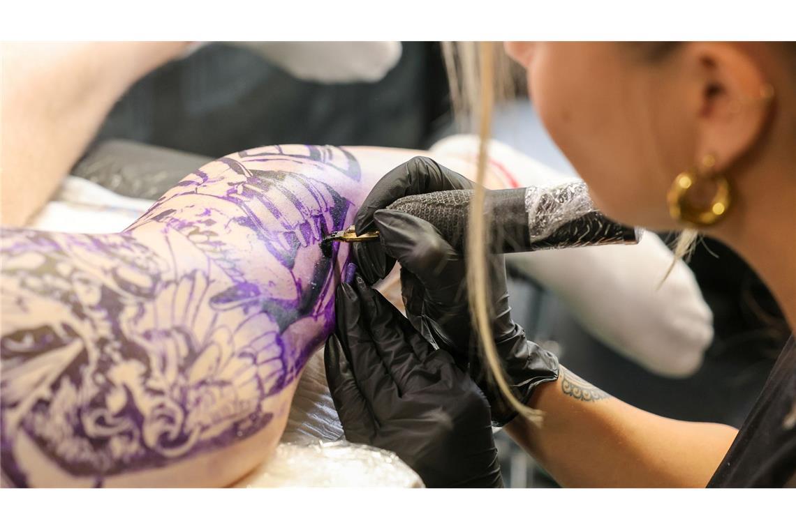 Bilder des Tages Tattoo Convention: Künstlerin Marie zeigt ihr Können“