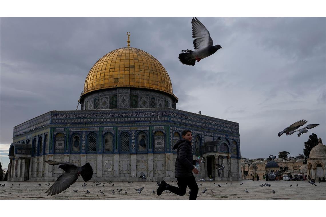 Bilder des Tages Tauben fliegen über den Platz vor dem Felsendom in Jerusalem.