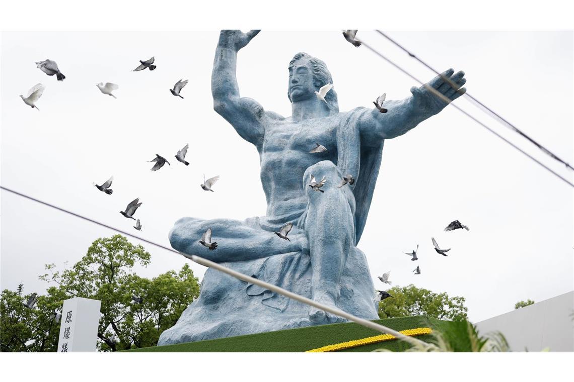 Tauben fliegen während einer Gedenkzeremonie im Friedenspark anlässlich des 80. Jahrestages des Atombombenabwurfs auf die südwestjapanische Stadt Nagasaki.