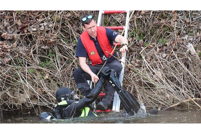 Taucher haben die Lahn in Weilburg auf einer Strecke von mehreren hundert Metern nach dem vermissten sechsjährigen Pawlos abgesucht.