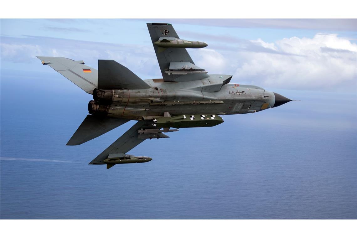 Europa, die Ukraine und das neue Wettrüsten Taurus-Marschflugkörper - hier unter einem Kampfjet vom Typ Tornado - gelten als besonders schlagkräftige Waffen. Könnten sie künftig eine Sicherheitsgarantie für die Ukraine sein? (Archivbild)