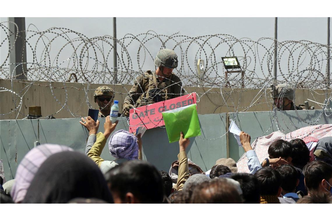 Bericht zu Evakuierung aus Kabul: Wunschdenken und Trägheit? Tausende Afghanen versuchten im August 2021 nach der Machtübernahme durch die Taliban in Kabul auf den Flughafen zu gelangen, um das Land zu verlassen.