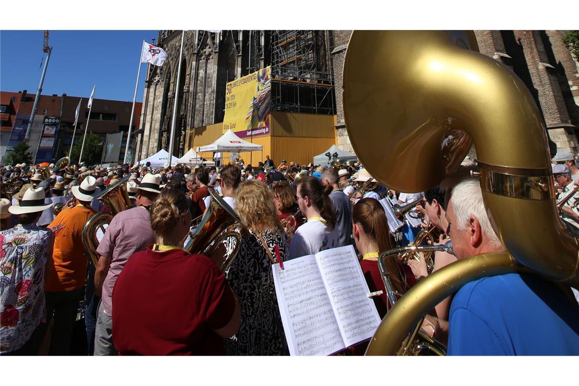 Platzkonzert mit 9500 Bläsern Tausende Bläser feiern auf dem Münsterplatz in Ulm den 50. Landesposaunentag.